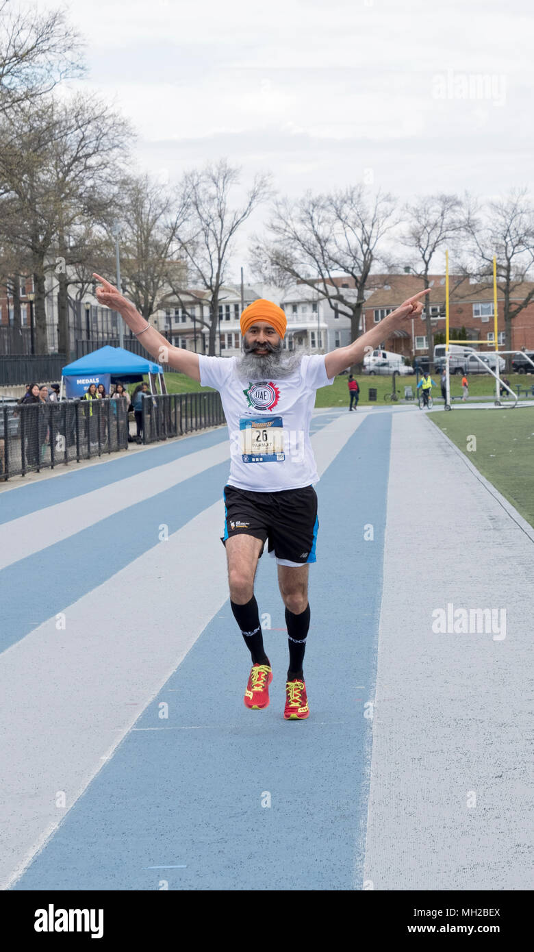 Un Sikh terminant troisième à la course de 5 km du Vaisakhi dans VIctory Field, Woodhaven, Queens, New York. Banque D'Images