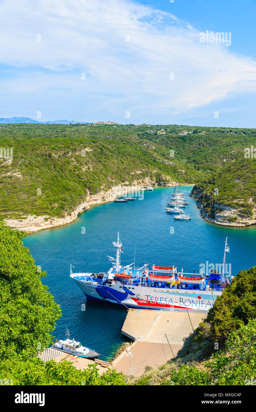 Corse, FRANCE - JUN 23, 2015 : en bateau ferry port de Bonifacio en attente de sa croisière quotidienne à Santa Teresa - port sur la Sardaigne, île voisine Banque D'Images