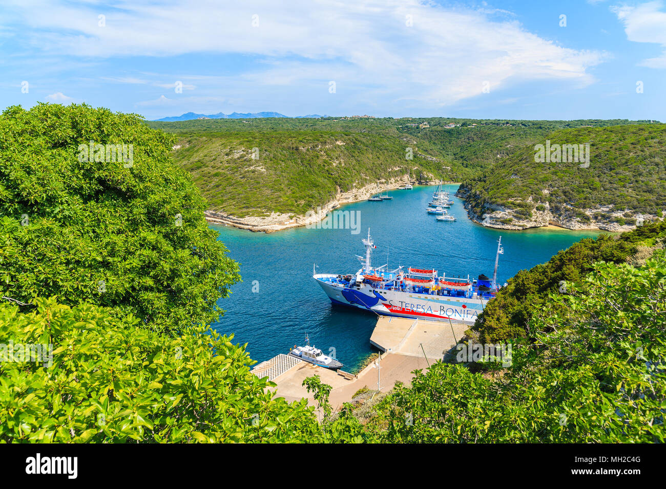 Corse, FRANCE - JUN 23, 2015 : en bateau ferry port de Bonifacio en attente de sa croisière quotidienne à Santa Teresa - port sur la Sardaigne, île voisine Banque D'Images