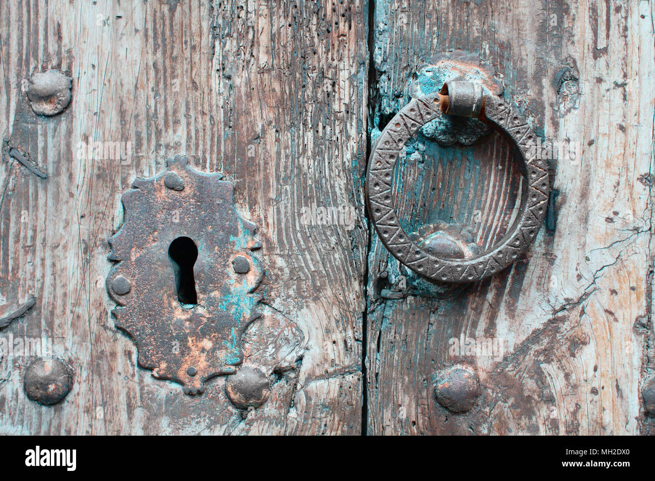 Close-up d'un fragment de la vieille porte en bois avec serrure oxydée et rivets forgés heurtoir de l'acier. La texture des meubles anciens en bois et des portes détail. Banque D'Images