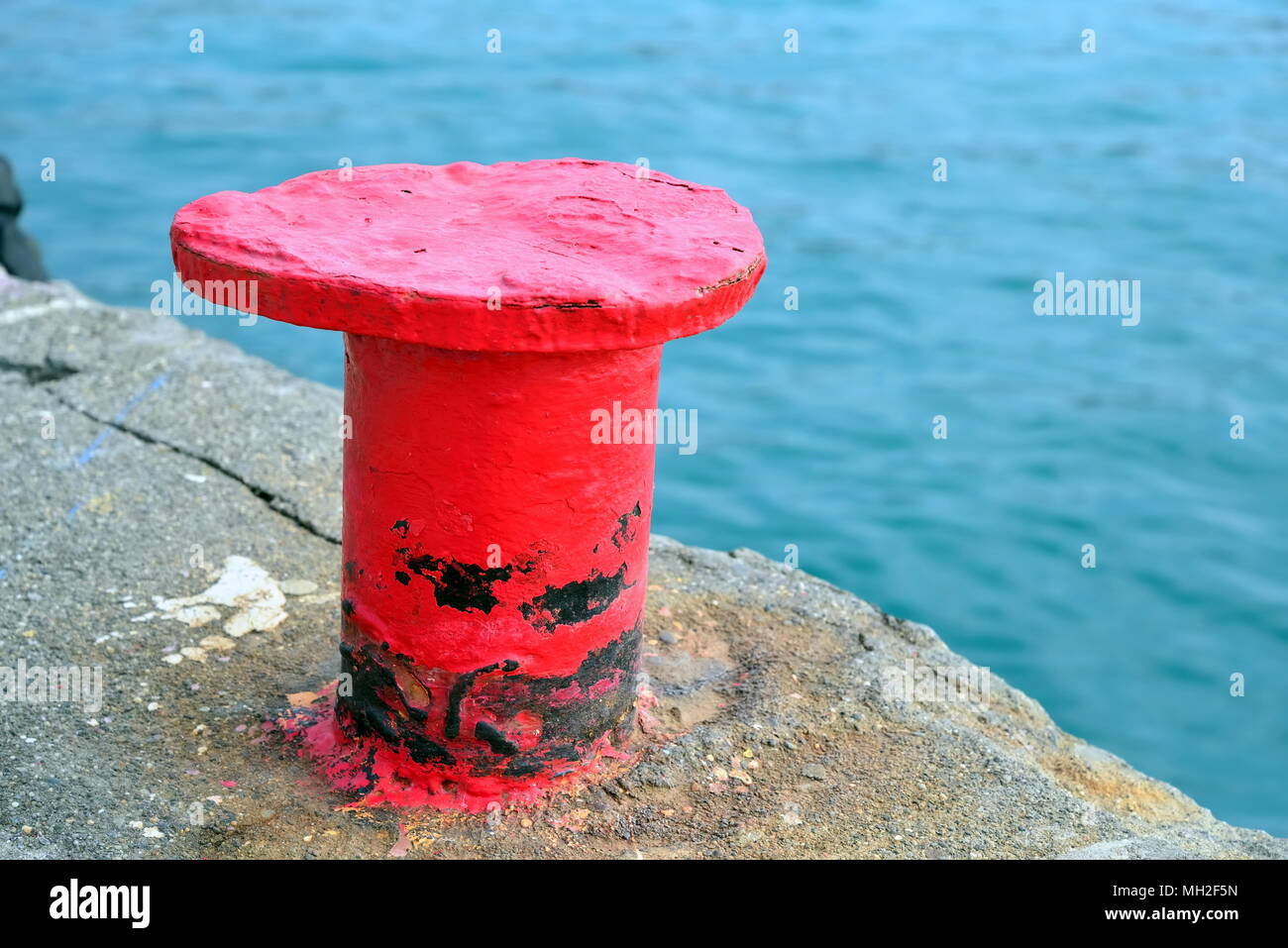 Pouce rouge sur la pierre jetée. La Crimée. Banque D'Images