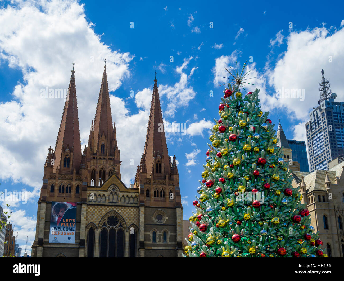 Christmas Tree decorations à Federation Square en face de la Cathédrale St Paul, Melbourne, Victoria, Australie. 26 Décembre 2017 Banque D'Images