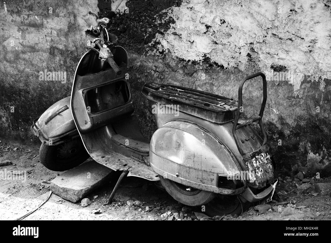 Un vieux cyclomoteur découvert à la recherche comme une épave à Margao, près de Benaulim, Goa, Inde Banque D'Images