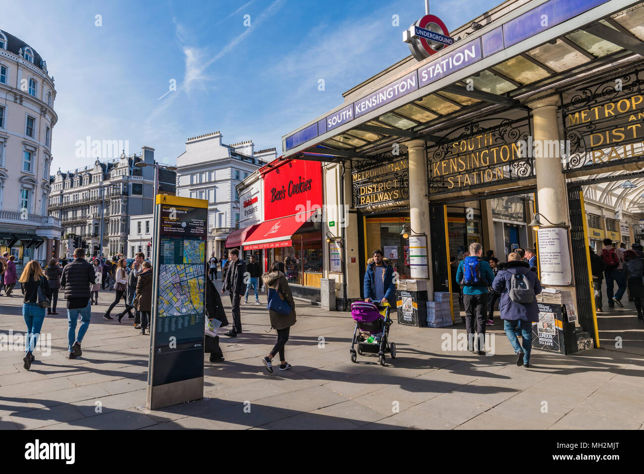 Londres, Royaume-Uni - 05 avril : c'est la station de métro South Kensington, un quartier d'une station de métro dans le centre-ville sur Avril 05, 2018 dans Lo Banque D'Images