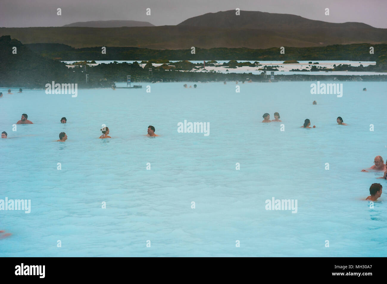 Les touristes et les visiteurs apprécient la piscine extérieure géothermique au Blue Lagoon, Reykjavik, Islande Banque D'Images
