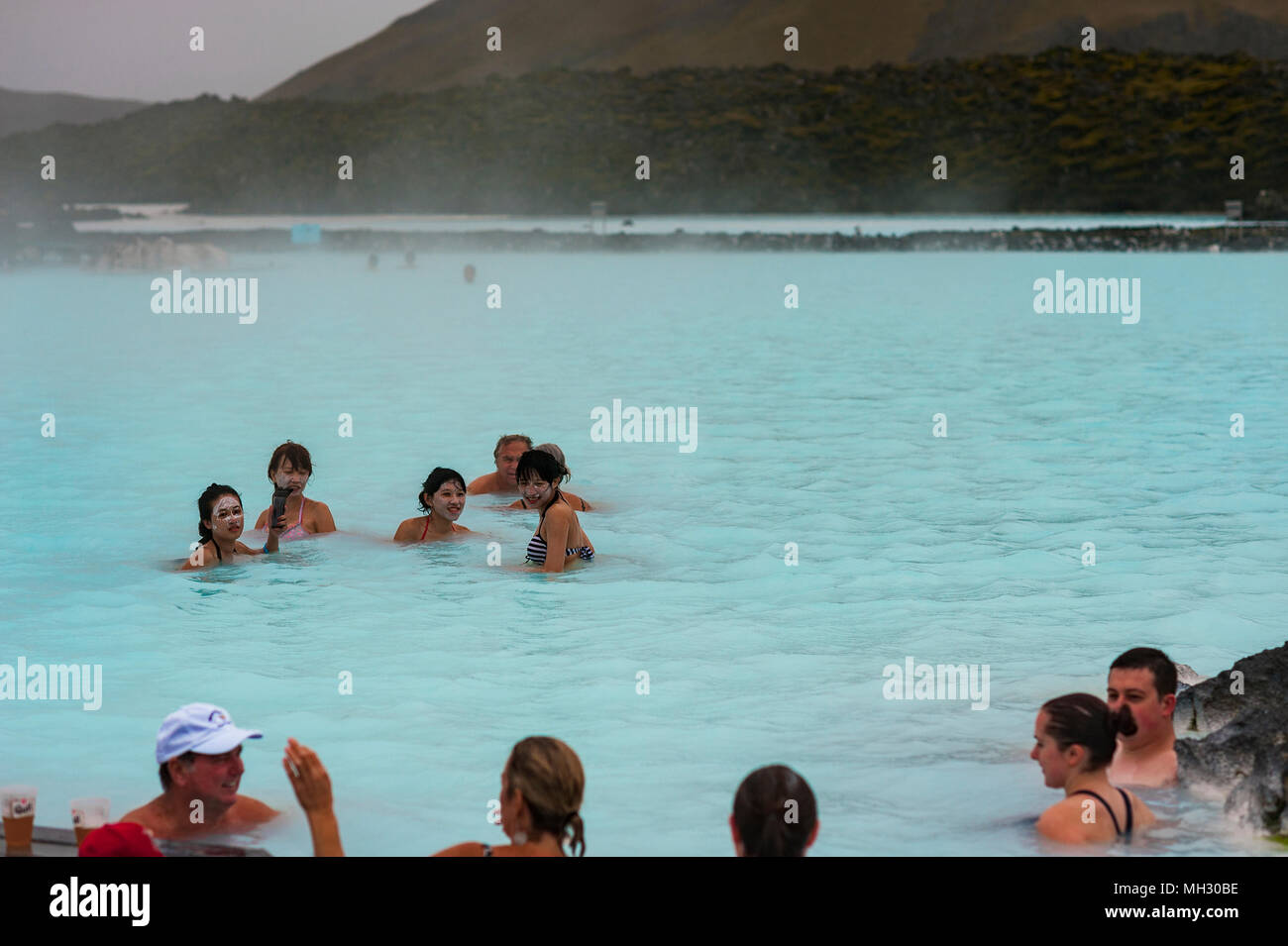 Les touristes et les visiteurs apprécient la piscine extérieure géothermique au Blue Lagoon, Reykjavik, Islande Banque D'Images