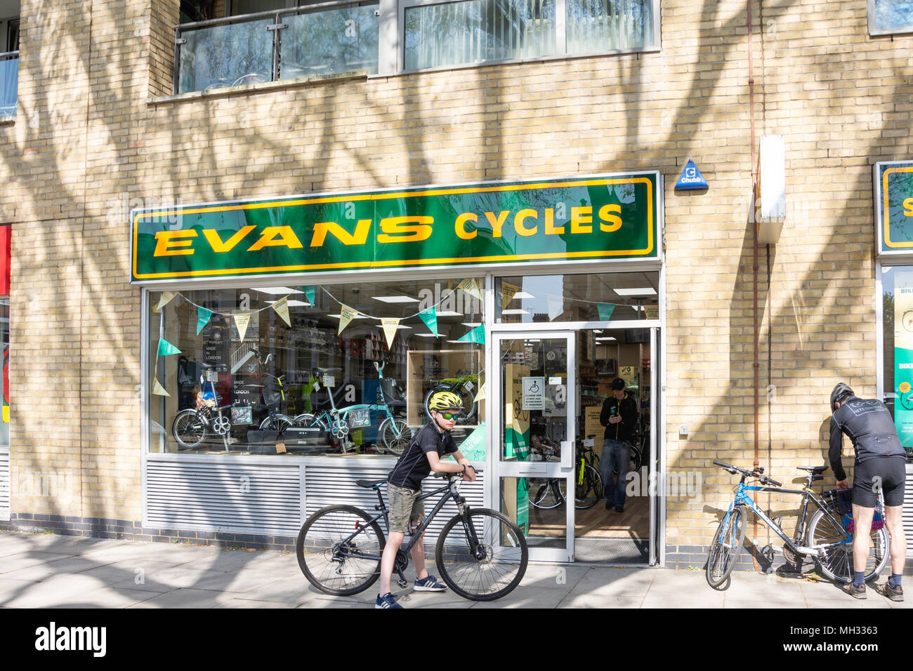 Boutique cycles Evans, Chiswick High Road, Chiswick, London Borough of London, Greater London, Angleterre, Royaume-Uni Banque D'Images