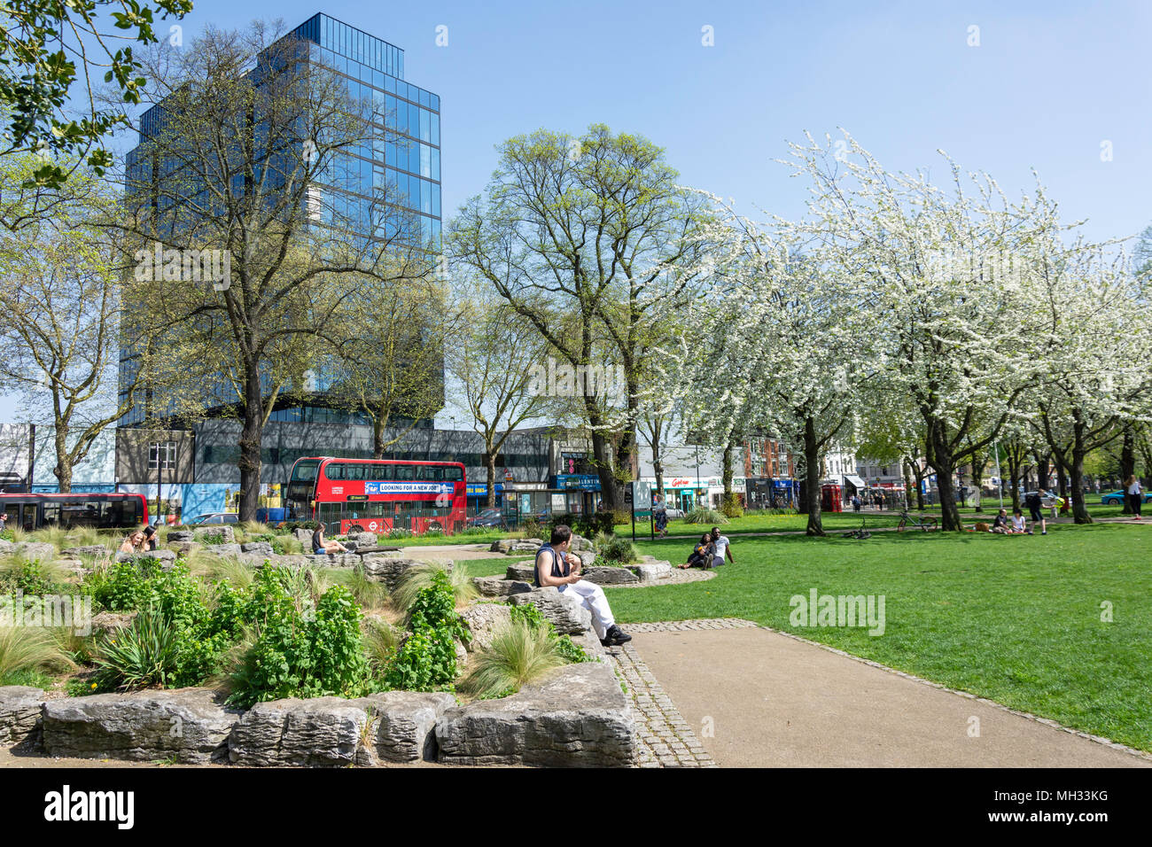 Au printemps Turnham Green, Chiswick, London Borough of London, Greater London, Angleterre, Royaume-Uni Banque D'Images
