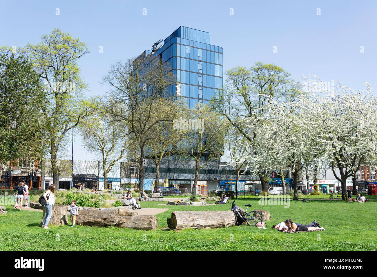 Au printemps Turnham Green, Chiswick, London Borough of London, Greater London, Angleterre, Royaume-Uni Banque D'Images