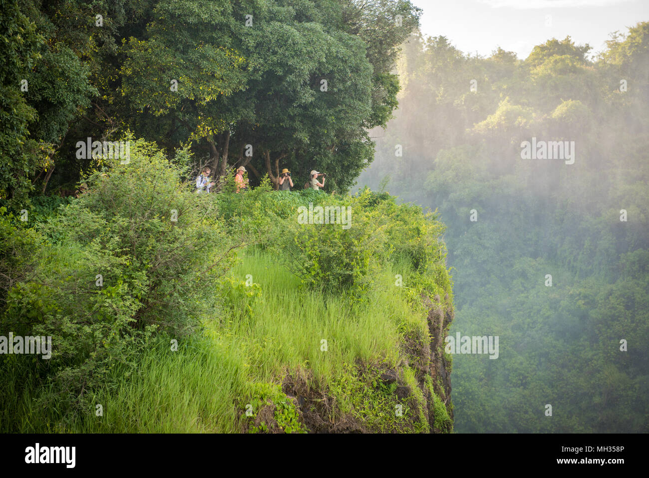 Les touristes de prendre des photos au-dessus de Victoria Falls, au Zimbabwe, au Parc National de Mosi-oa-Tunya Banque D'Images