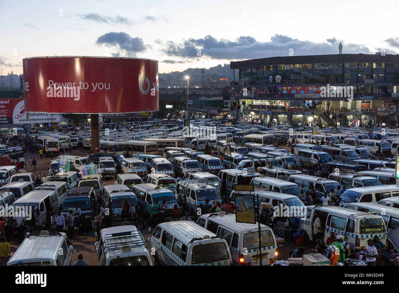 Kampala, Ouganda. Le 14 mai 2017. Un poste occupé et encombré de parc taxi où d'innombrables pilotes sont à la recherche de clients. Banque D'Images