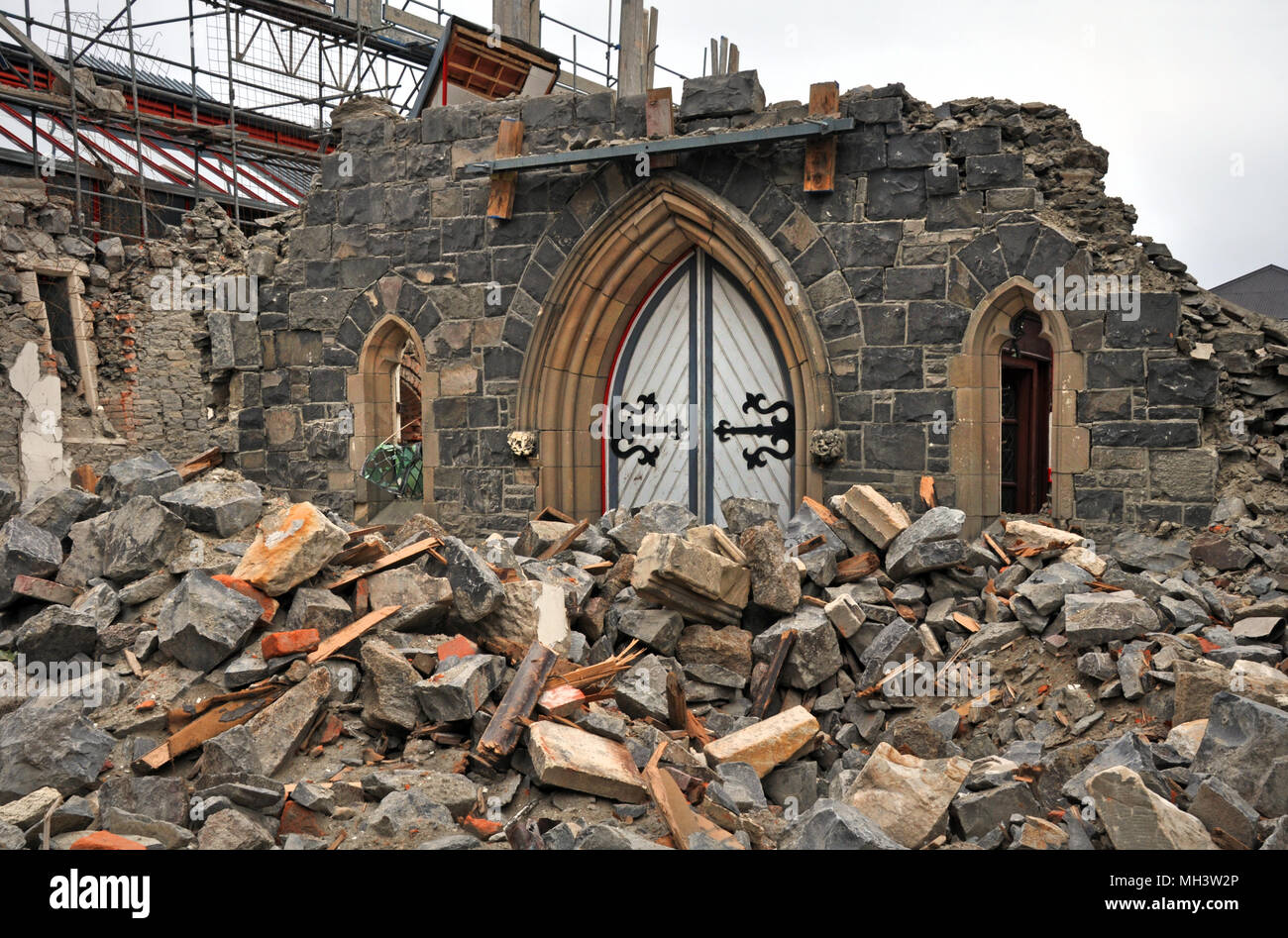 La porte avant est tout ce qui reste de cette église de ville central après un énorme 7,1 échelle de Richter, tremblement de terre à Christchurch, Nouvelle Zélande. Banque D'Images