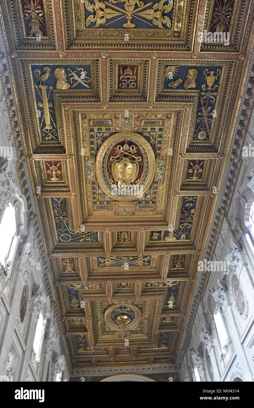 Le plafond orné avec les armoiries papales à Saint-Jean. La cathédrale du Saint-Sauveur et de Saints Jean le Baptiste et l'Evangéliste Banque D'Images