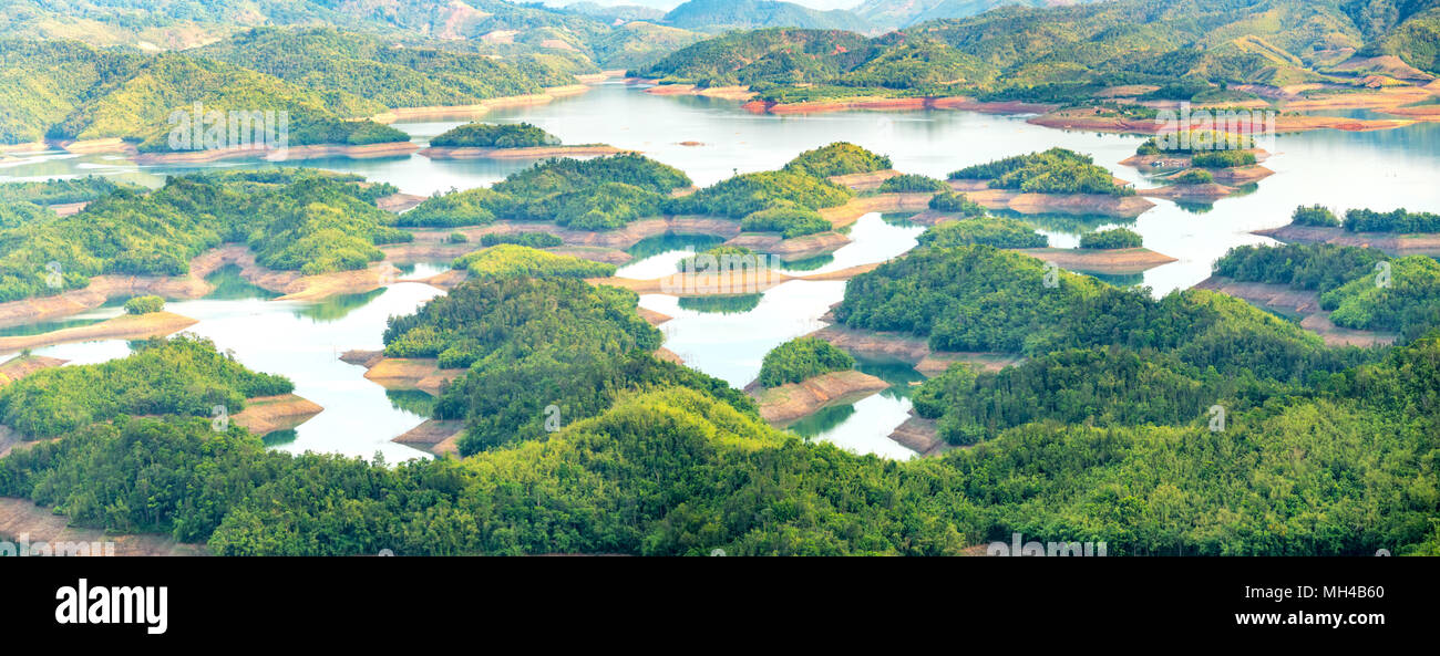 Lac de la bouse d'assistance technique après-midi d'été quand le soleil brille sur le lac et les arbres sur la petite île paradisiaque. Banque D'Images