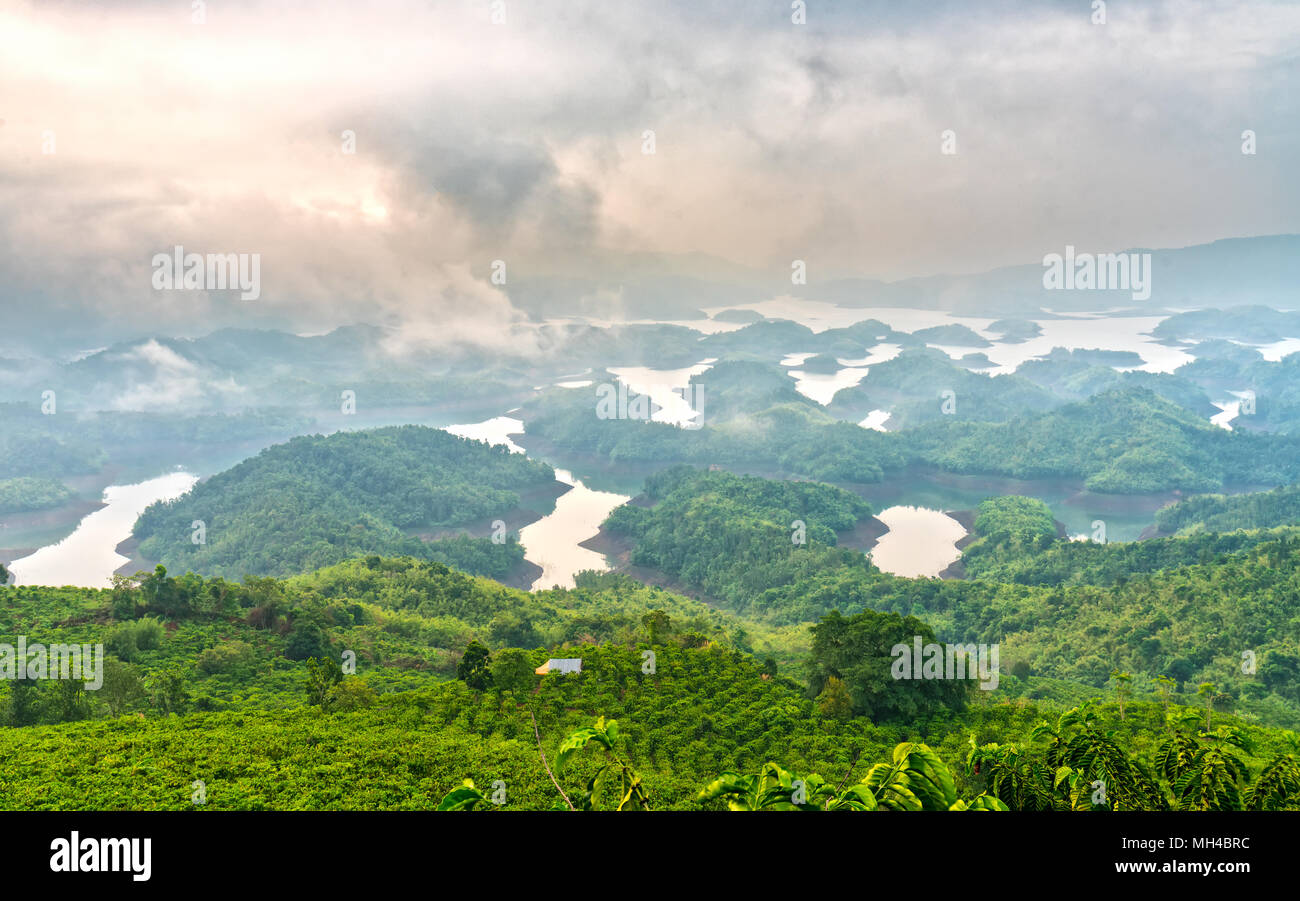 Ta Dung lac le matin quand le soleil se lève au sommet de la montagne brille dans le lac brouillard plein de brume et de petites îles paradise Banque D'Images