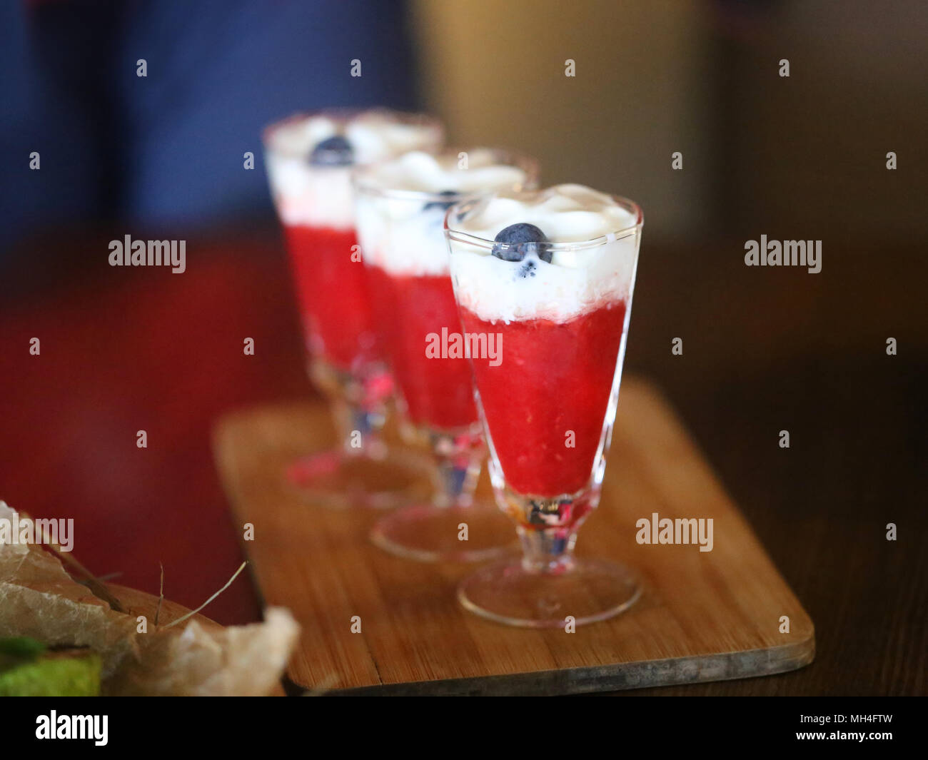 Photo d'un délicieux cocktail sans alcool avec des fraises Banque D'Images