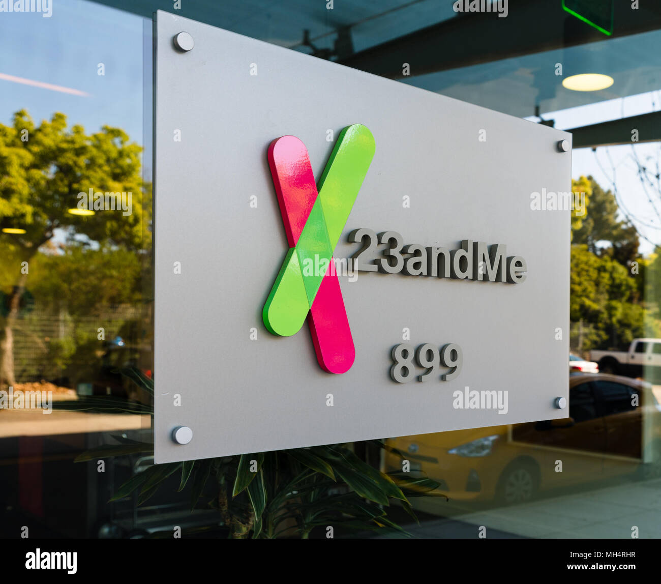 Mountain View, Californie - le 26 avril 2018 : un logo affiche à l'extérieur du siège de 23andMe, une société de biotechnologie et génomique personnelle Banque D'Images