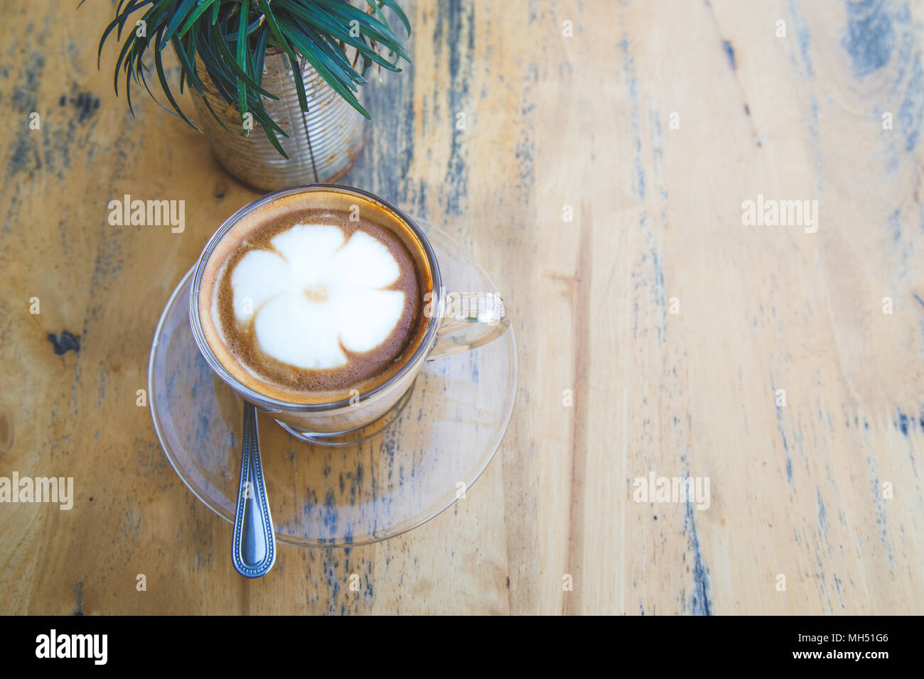 Café Chaud Dans La Tasse De Fleurs Dessin Sur Table En Bois