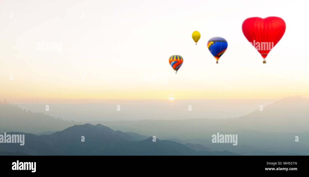 Les ballons volent sur la montagne à temps coucher et au lever du soleil avec l'exemplaire de l'espace. Ce concept photo. Banque D'Images