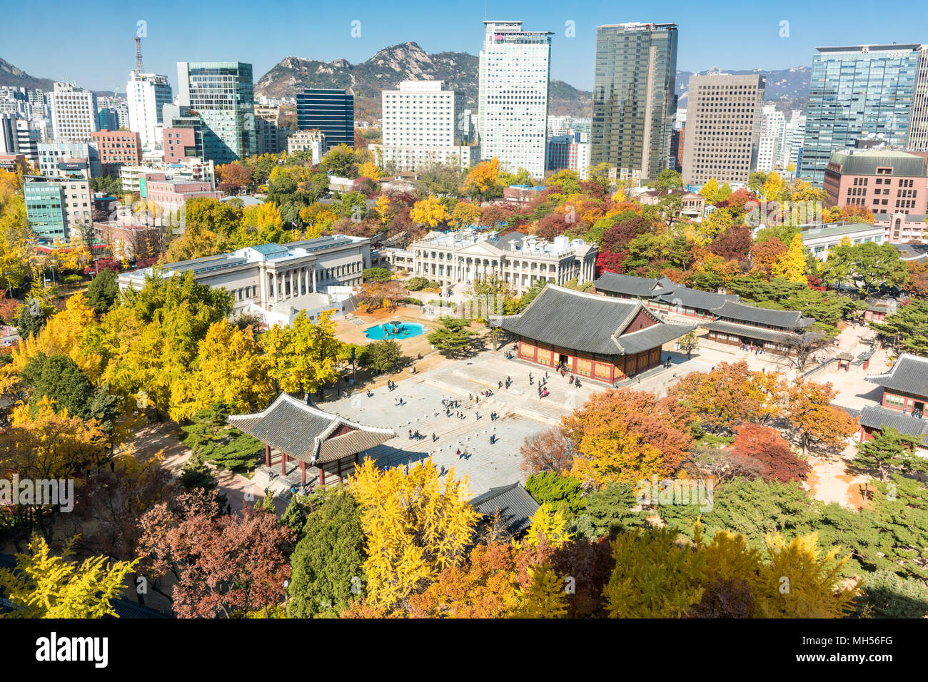 Vue de la ville de Séoul et palais Deoksugung en automne Banque D'Images