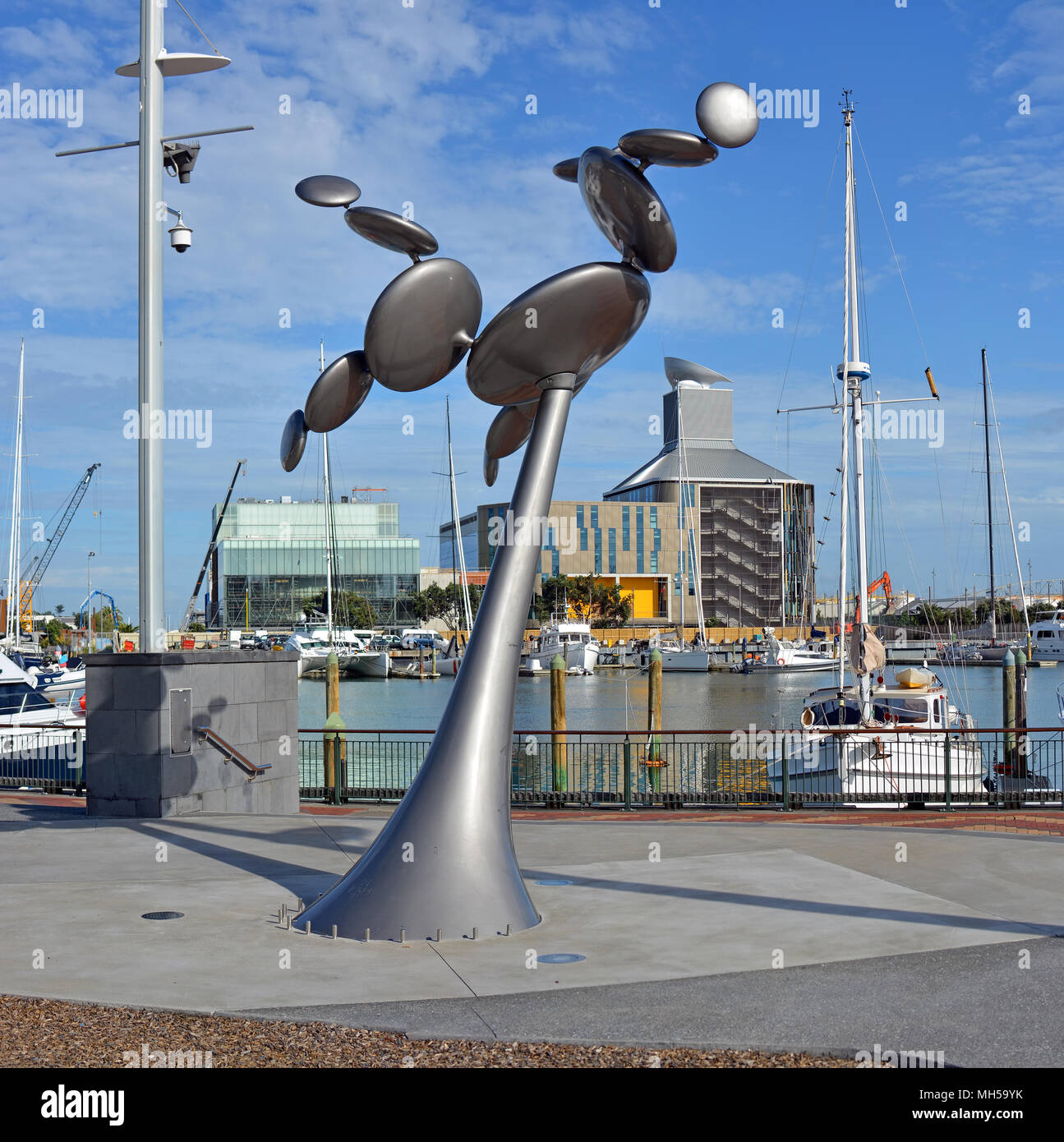 Kinetic Sculpture Éolienne moderne en acier à Viaduct Harbour, Auckland,  Nouvelle-Zélande Photo Stock - Alamy