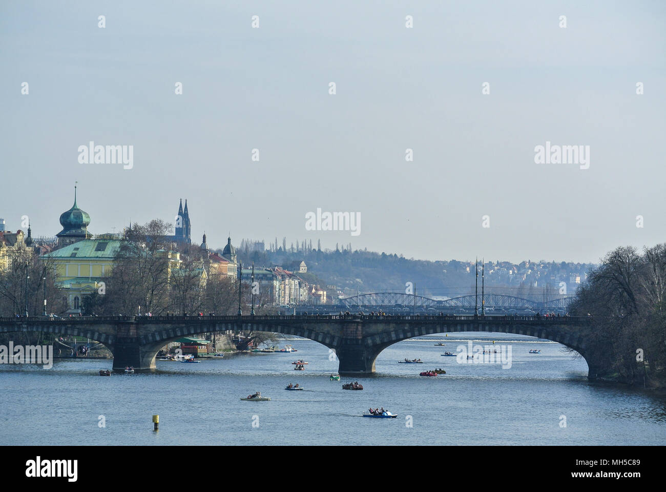 Belle vue du pont Charles, pont de la Légion (voir plus legii) ; le monument historique et théâtre national sur la Vltava à Prague, République Tchèque Banque D'Images