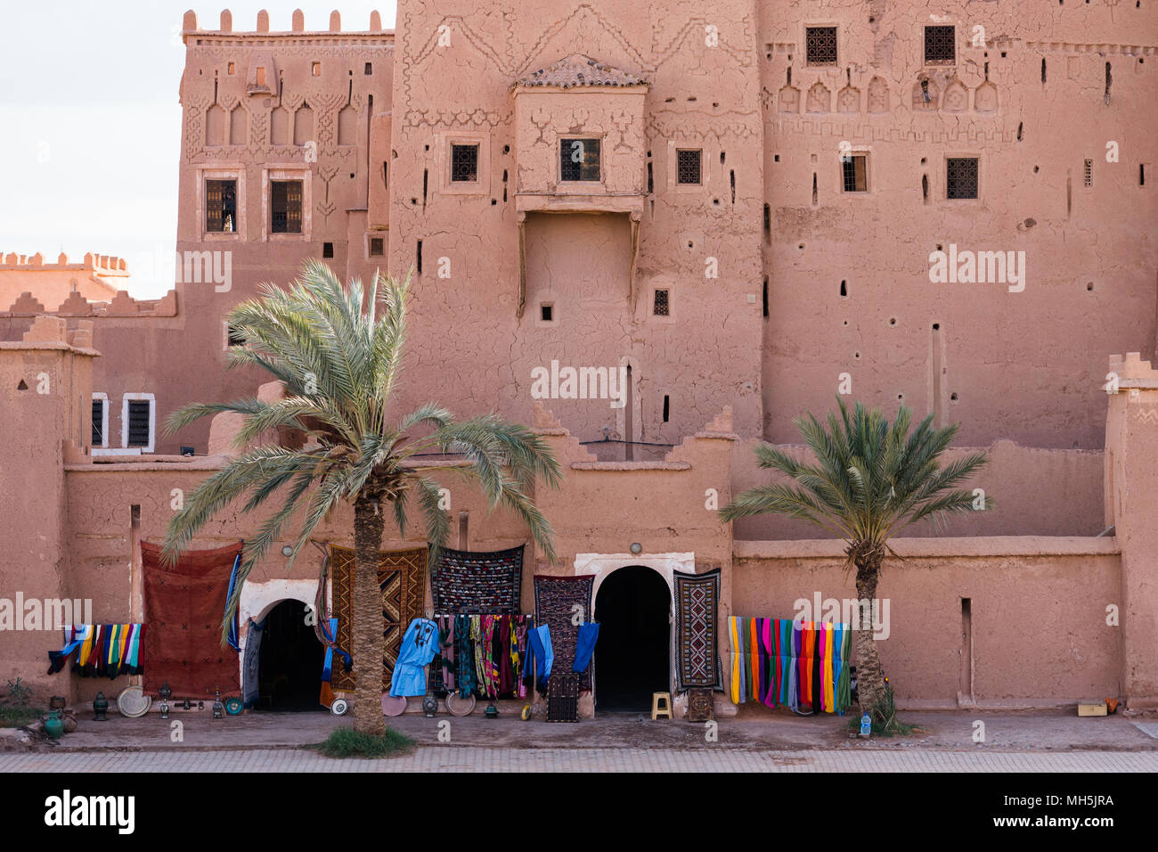 La rue du marché à Ouarzazate village en face de kasbah traditionnelle au Maroc Banque D'Images