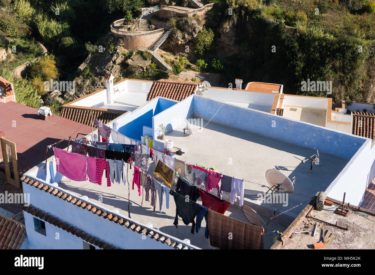 Le séchage des vêtements sur le toit d'une maison à Chefchaouen, la ville bleue, au Maroc Banque D'Images