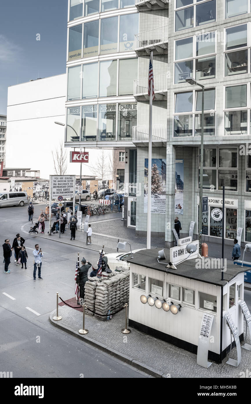 Au cours de la 'guerre froide' le Checkpoint Charlie était l'un des plus célèbres des frontières dans le monde. De nos jours, il est une attraction touristique majeure dans Banque D'Images