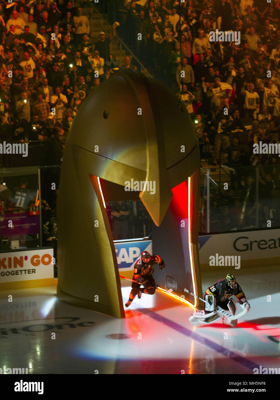 Las Vegas, Nevada, USA. Apr 11, 2018. Vegas Golden Knights gardien Marc-andré Fleury (29) mène son équipe sur la glace au moyen d'un casque géant comme ils prêts à faire face aux Kings de Los Angeles lors de leur premier match à la T-Mobile Arena le mercredi 11 avril 2018, à Las Vegas. Credit : L.E. Baskow/ZUMA/Alamy Fil Live News Banque D'Images