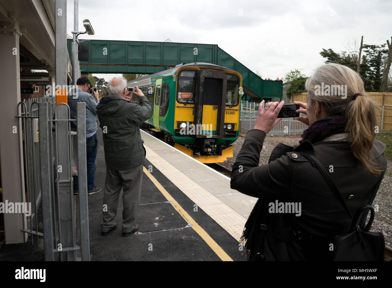 30 avril 2018. Kenilworth, Warwickshire, Angleterre, Royaume-Uni. Les services ferroviaires ont commencé aujourd'hui à Kenilworth, Warwickshire, avec l'ouverture de sa nouvelle gare, 50 ans après la fermeture par le Dr Beeching de l'ancienne gare. En dépit des promesses de la station d'être prêt pour 2016, une série de retards a frustré les résidents de la ville attendent les nouveaux services ferroviaires. Exploitation d'abord avec une seule voiture, train diesel services de jour sont toutes les heures dans chaque sens entre Coventry et Leamington Spa. Les gens photographier un service de mi-journée de Coventry. Banque D'Images