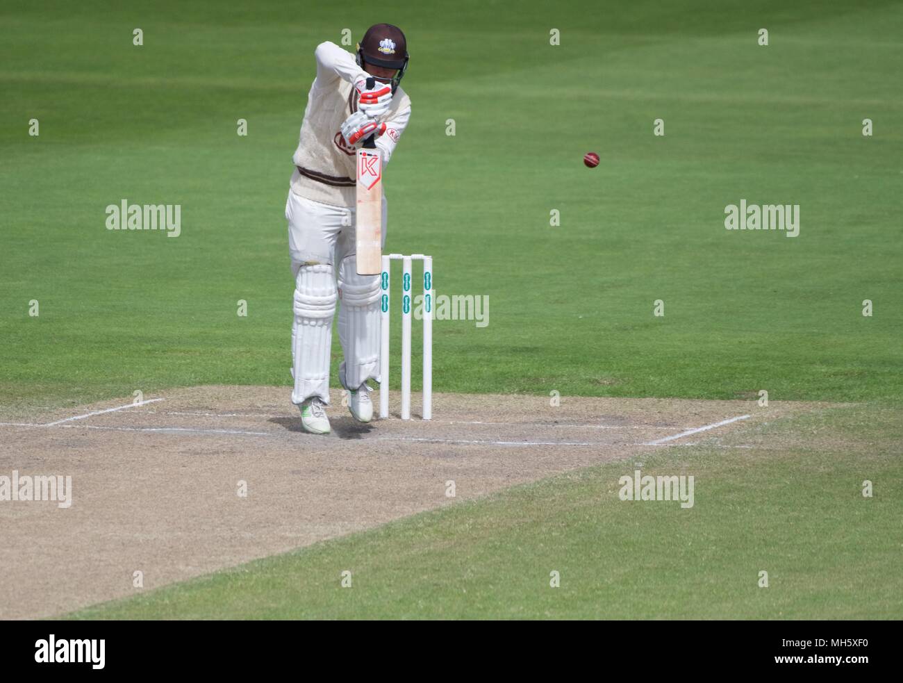 Manchester. UK. 30 avril 2018 Mark Stoneman (Surrey) est battu par Tom Bailey, mais est plus tard pour 29 capturé par Vilas Dane off Bailey sur le dernier jour de la match de championnat entre le comté de Lancashire et Surrey. Crédit : John Fryer/Alamy Live News Banque D'Images