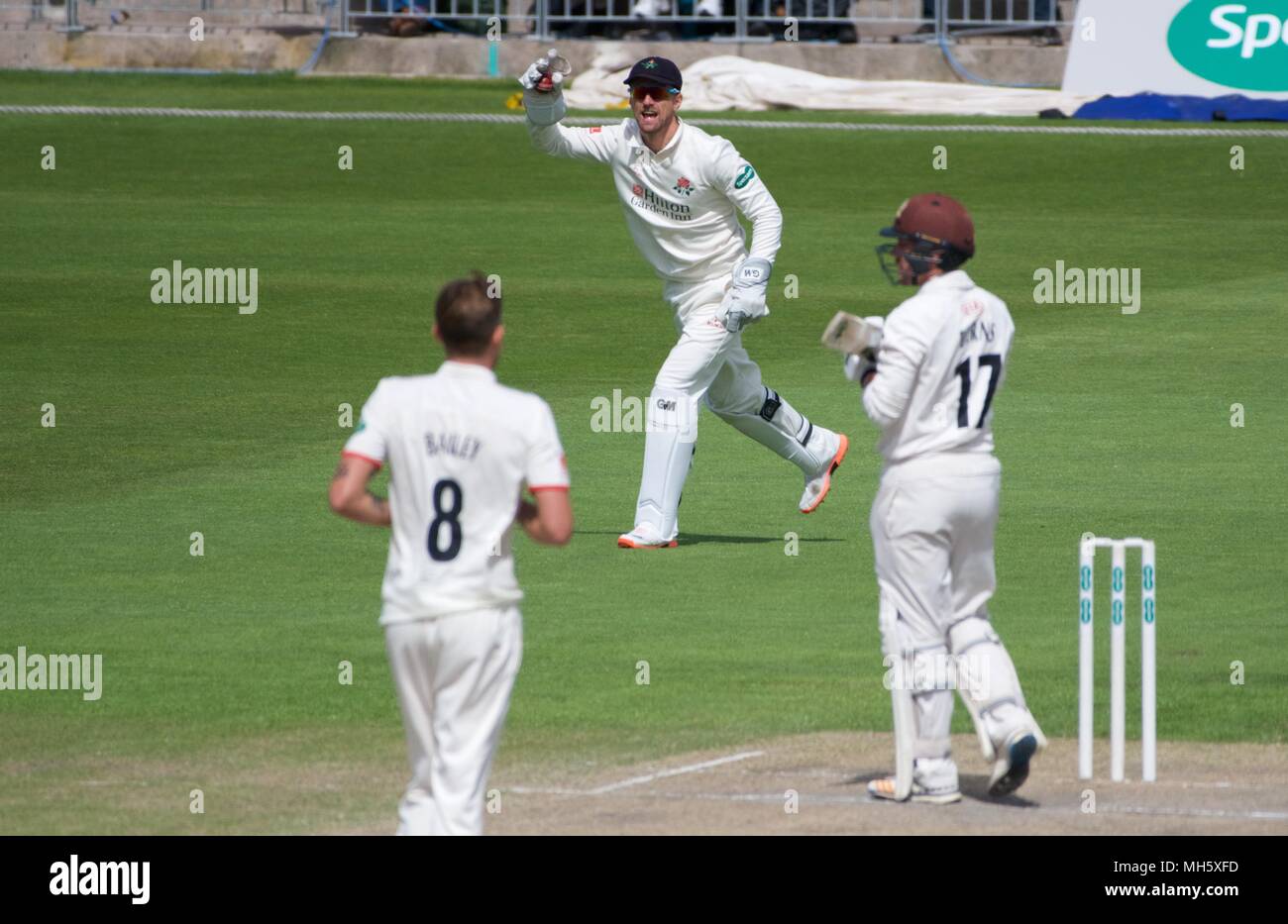 Manchester. UK. 30 avril 2018 Dane Vilas (Lancashire) appels pour des captures mais Rory Burns (Surrey) n'est pas donné sur le dernier jour de la match de championnat entre le comté de Lancashire et Surrey. Crédit : John Fryer/Alamy Live News Banque D'Images