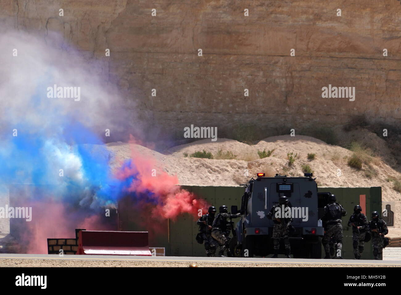 Amman, Jordanie. Apr 30, 2018. Les forces spéciales jordaniennes effectuer la contre-attaque à la King Abdullah II Special Operations Training Centre d'Amman, Jordanie, le 30 avril 2018. Credit : Lin Xiaowei/Xinhua/Alamy Live News Banque D'Images