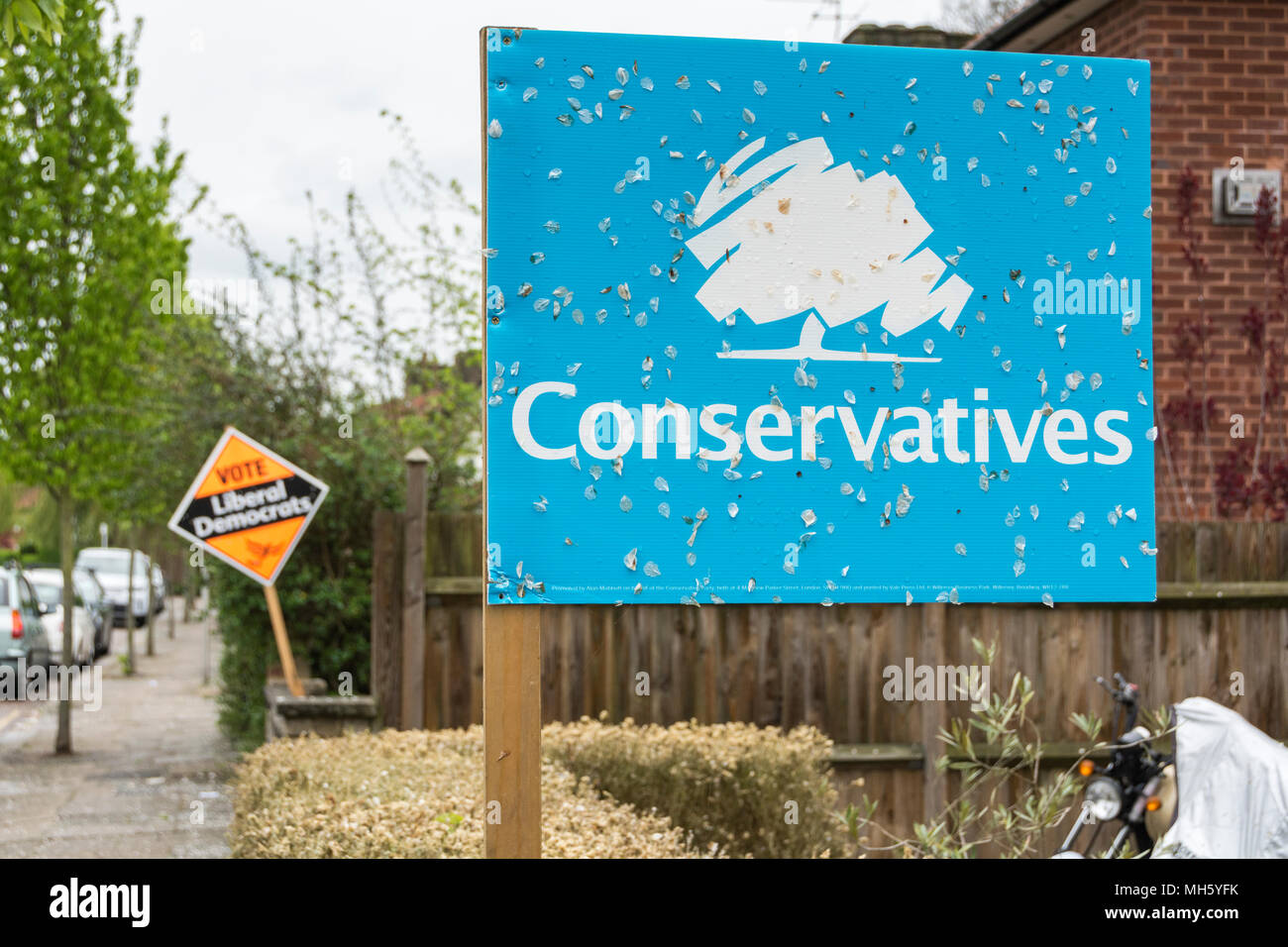 Les bannières et les hobings politiques du Parti électoral local dans le sud-ouest de Barnes; dans le quartier très disputé de Richmond upon Thames Banque D'Images