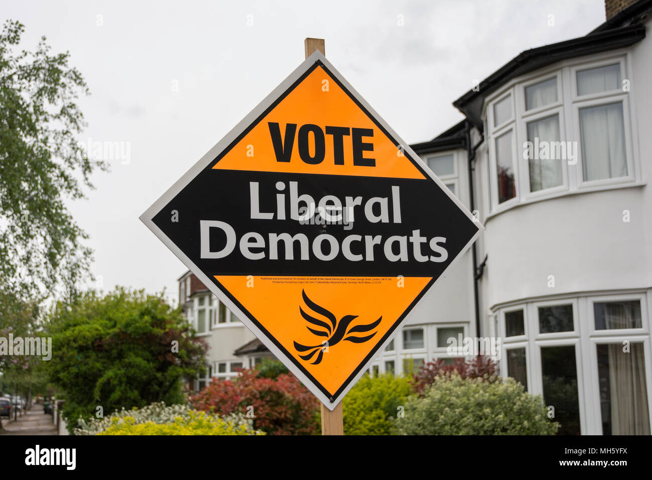 Les bannières politiques et les hobardes du Parti électoral local se sont enferrées à Barnes, SW London, dans le quartier très disputé de Richmond upon Thames Banque D'Images