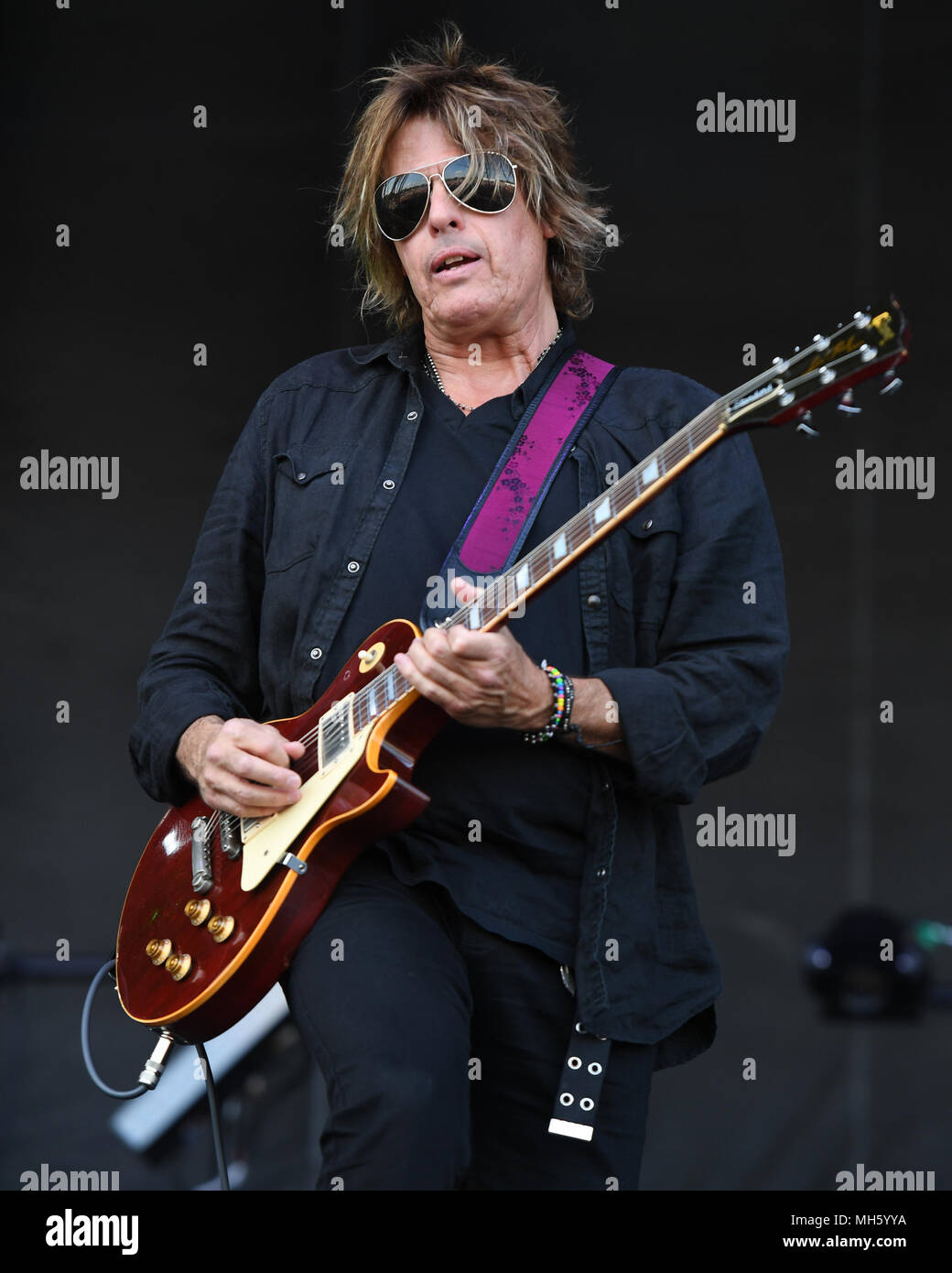 SUNRISE FL - AVRIL 29 : Dean DeLeo de Stone Temple Pilots effectue au cours de Fort Rock à Markham Park le 29 avril 2018 à Sunrise, en Floride. Credit : mpi04/MediaPunch Banque D'Images