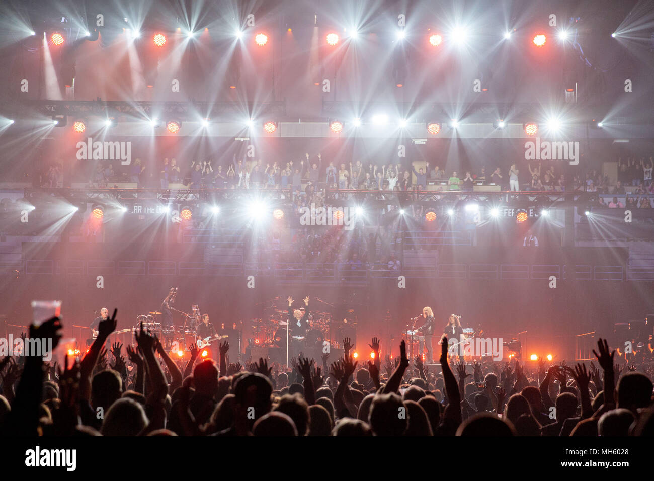 Milwaukee, Wisconsin, États-Unis. Apr 29, 2018. HUGH MCDONALD, EVERETT BRADLEY, John Shanks, Jon Bon Jovi, TICO TORRES, PHIL X ET DAVID BRYAN de Bon Jovi au cours de la cette maison n'est pas à vendre au Bradley Center de Milwaukee, Wisconsin Crédit : Daniel DeSlover/ZUMA/Alamy Fil Live News Banque D'Images