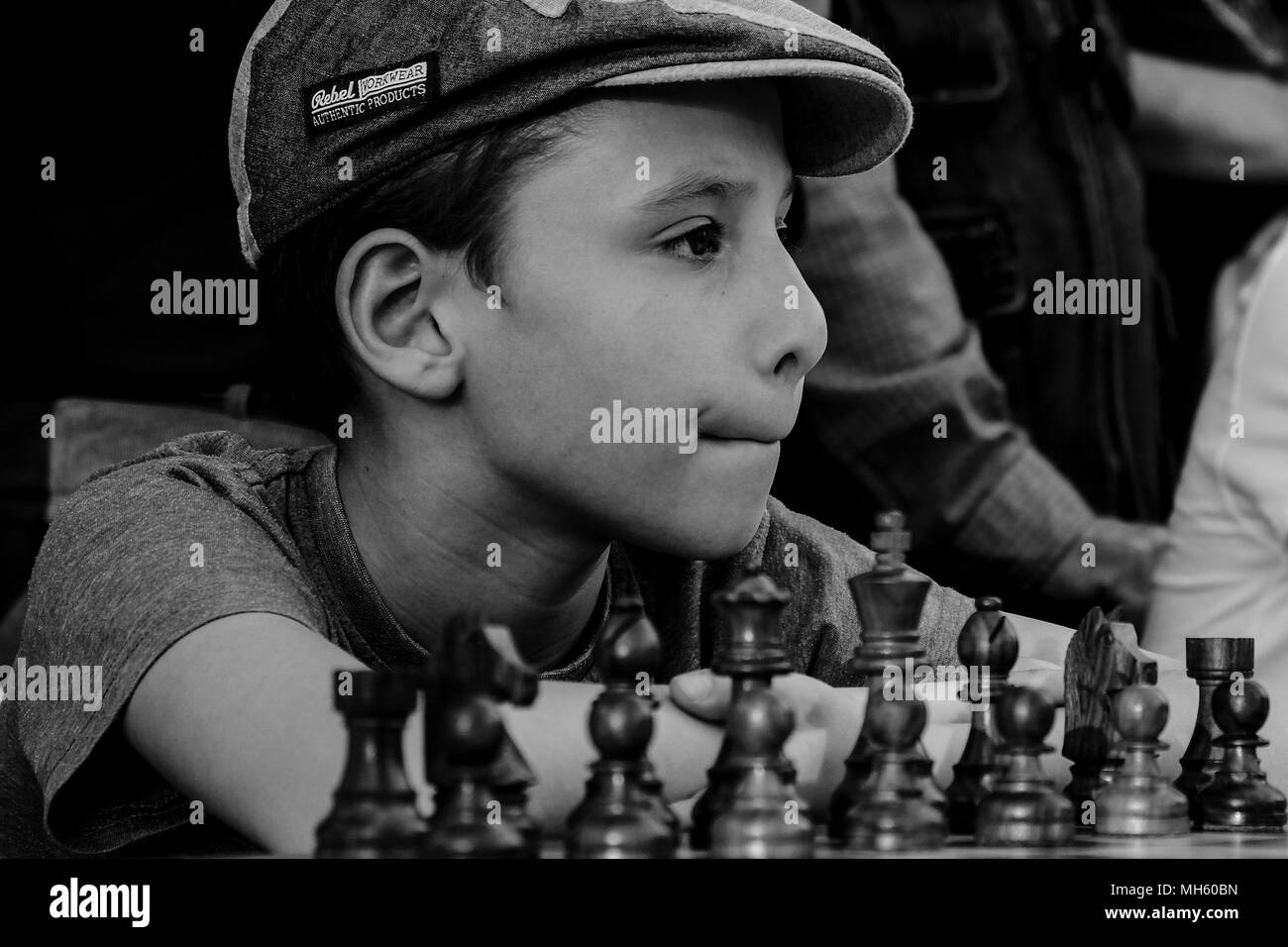 Jérusalem, Israël. 30 avril, 2018. Les jeunes joueurs d'attendre l'ouverture d'une partie d'échecs Anatoly Karpov Ievguenievitch contre l'une ou l'autre, 66, grand maître d'échecs russe ou 'Viswanathan Anand Vishy', 49 ans, grand maître d'échecs Indiens, sur le point de jouer aux échecs contre des dizaines de jeunes Israéliens champions simultanément à la porte de Jaffa dans le cadre de la 70e commémorations de l'indépendance. Credit : Alon Nir/Alamy Live News Banque D'Images