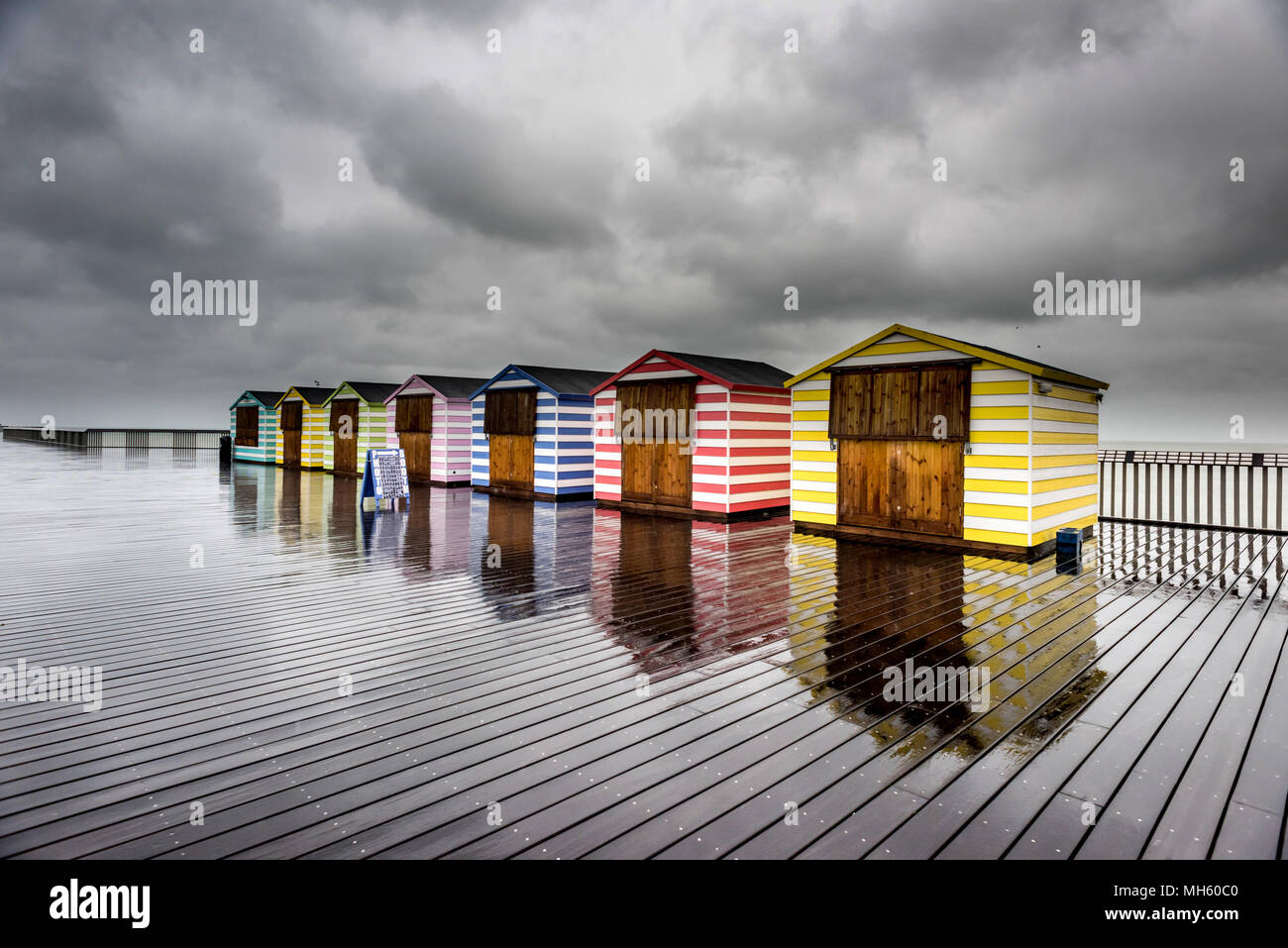 Hastings, Royaume-Uni. 30 avril, 2018. Conditions sombre sur Hastings Pier aujourd'hui où il faisait froid, humide et venteux Crédit : Andrew Hasson/Alamy Live News Banque D'Images