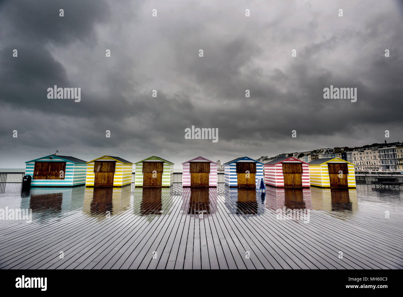 Hastings, Royaume-Uni. 30 avril, 2018. Conditions sombre sur Hastings Pier aujourd'hui où il faisait froid, humide et venteux Crédit : Andrew Hasson/Alamy Live News Banque D'Images