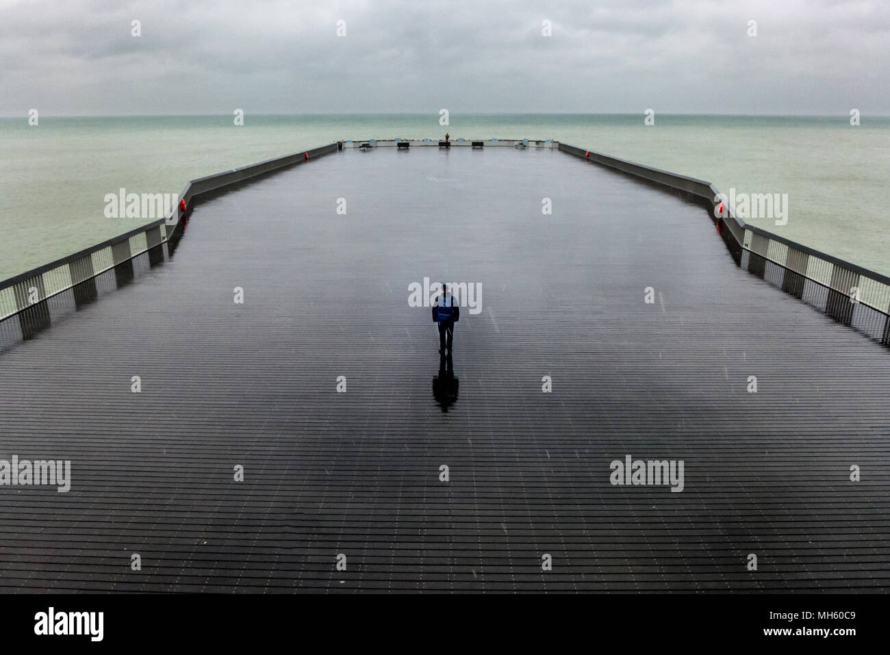 Hastings, Royaume-Uni. 30 avril, 2018. Conditions sombre sur Hastings Pier aujourd'hui où il faisait froid, humide et venteux Crédit : Andrew Hasson/Alamy Live News Banque D'Images