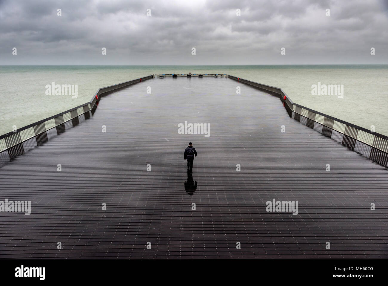 Hastings, Royaume-Uni. 30 avril, 2018. Conditions sombre sur Hastings Pier aujourd'hui où il faisait froid, humide et venteux Crédit : Andrew Hasson/Alamy Live News Banque D'Images