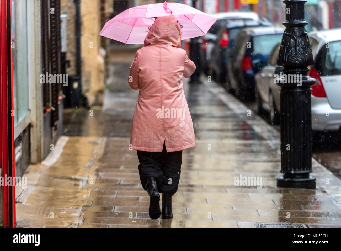 Hastings, Royaume-Uni. 30 avril, 2018. Conditions sombre dans les rues de Hastings aujourd'hui où il faisait froid, humide et venteux Crédit : Andrew Hasson/Alamy Live News Banque D'Images