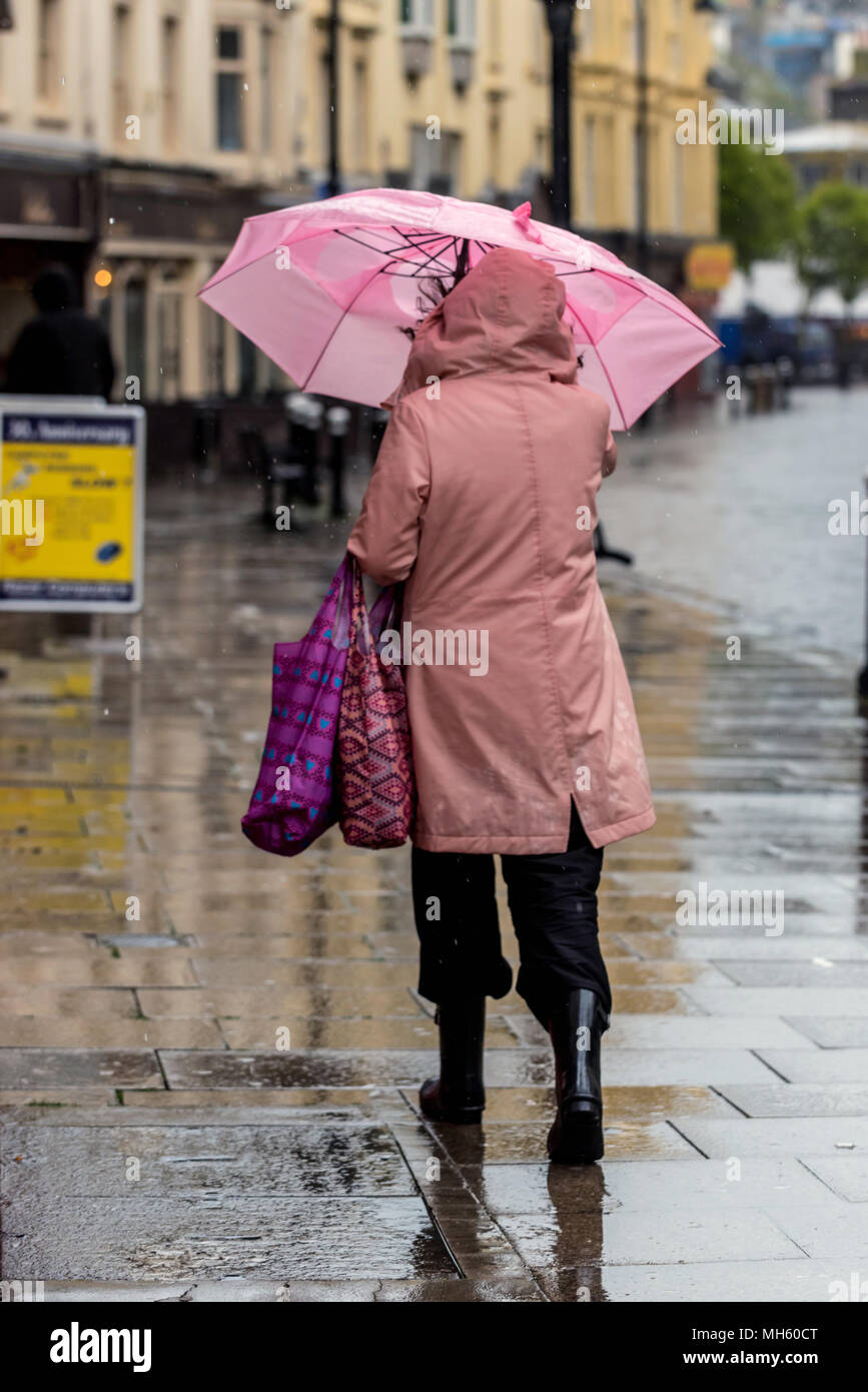 Hastings, Royaume-Uni. 30 avril, 2018. Conditions sombre dans les rues de Hastings aujourd'hui où il faisait froid, humide et venteux Crédit : Andrew Hasson/Alamy Live News Banque D'Images