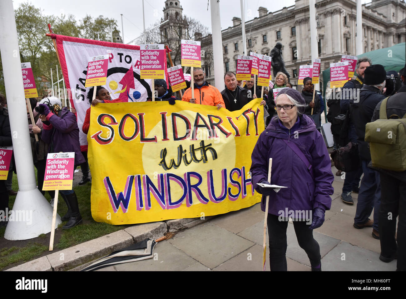 La place du parlement, Londres, Royaume-Uni. 30 avril 2018. 'La Justice pour Windrush - Scrap May's acte raciste." des manifestants à la place du Parlement lors du débat d'urgence sur la Windrush pétition. Crédit : Matthieu Chattle/Alamy Live News Banque D'Images