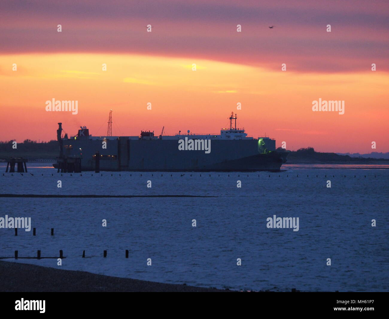 Sheerness, Kent, UK. 30 avril, 2018. Météo France : après une journée de fortes pluies et tempêtes un coucher de soleil magnifique la journée. fermé Le Makassar HIGHWAY met les voiles. Credit : James Bell/Alamy Live News Banque D'Images