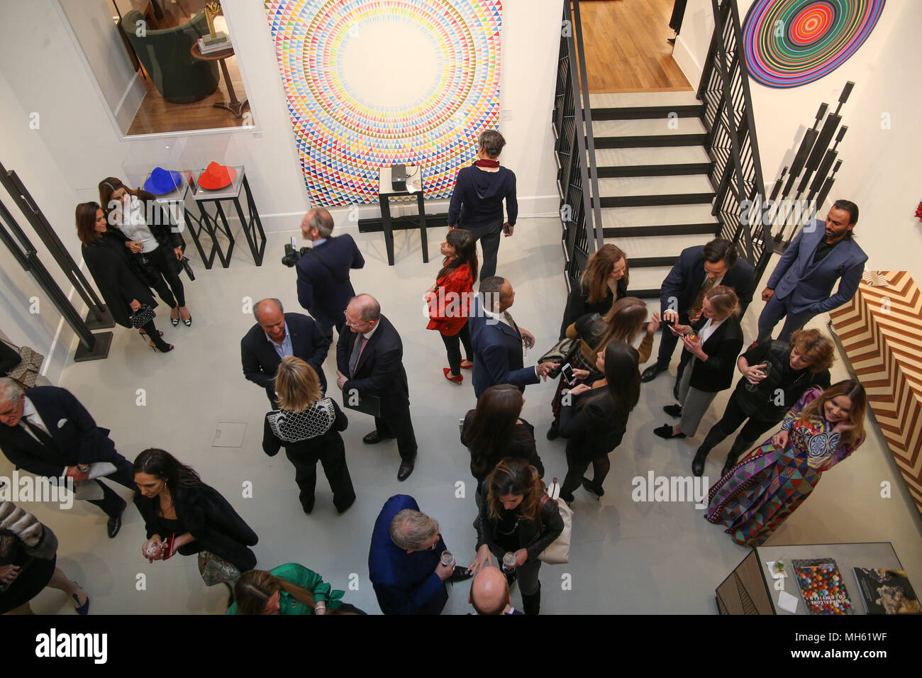 London UK 30 avril 2018 Enrico Giacometti ,Grand gran fils du grand Alberto Giacometti présentant son travail à la Linley Gallery de Londres Belgravia avec Sonia Falcone ,le célèbre artiste bolivien, et la soirée à laquelle ont participé de nombreux guest @Paul Quezada-Neiman/Alamy Live News Banque D'Images