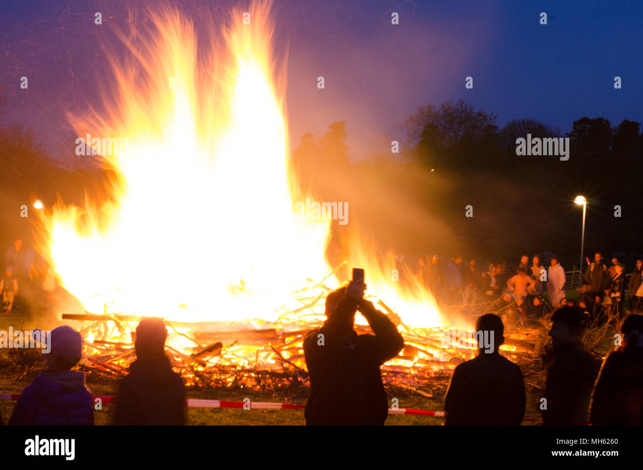 Stockholm, Suède - 30 avril 2018. Les gens célébrer nuit de Walpurgis, l'arrivée du printemps avec un feu dans la banlieue nord de Stockholm, Scandic Infra City. Credit : Jari Juntunen/Alamy Live News Banque D'Images