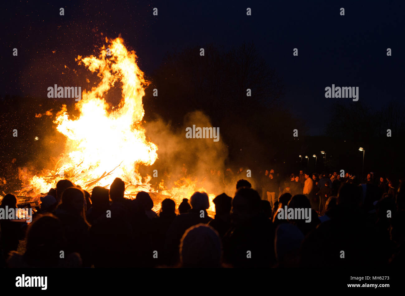 Stockholm, Suède - 30 avril 2018. Les gens célébrer nuit de Walpurgis, l'arrivée du printemps avec un feu dans la banlieue nord de Stockholm, Scandic Infra City. Credit : Jari Juntunen/Alamy Live News Banque D'Images